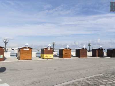 La Confcommercio a detta di Volpicella avrebbe speso mille euro a casetta tra costruzione, messa a norma e impianti. �Una somma che non abbiamo ancora recuperato � dichiara il responsabile � visto che siamo riusciti ad affittare solo 4 box (a 500 euro a settimana)�